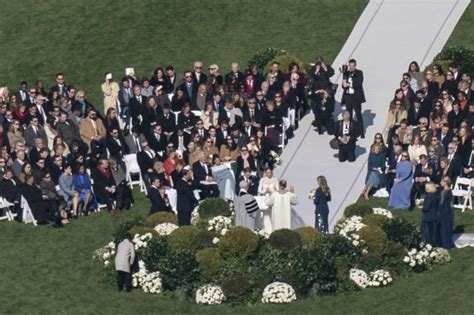 Bilderstrecke Zu Hochzeit Im Weißen Haus Enkelin Von Joe Biden