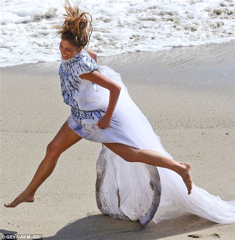 Nicole Scherzinger Flashes Her Underwear Filming Your Love Music Video Daily Mail Online
