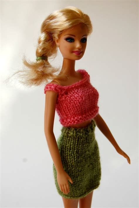 Knitting patterns for dolls clothes. A free knitting pattern for a stylish pencil skirt for ...