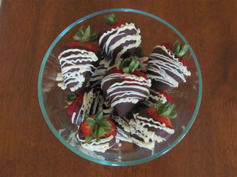 Chocolate Covered Strawberries With Images Christmas Bulbs