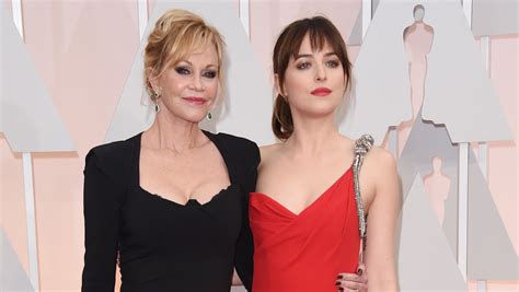 Dakota Johnson Takes Mom Melanie Griffith As Date To Oscars Cbs News