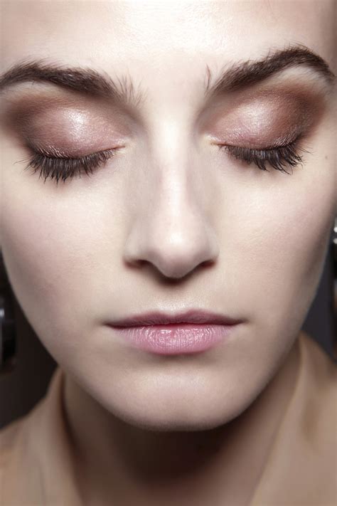 What makes a smokey eye look smokey eye makeup, as the name implies, consists of dark eyeshadow and eyeliner blended into lighter eyeshadow to create a smokey effect. Easy Smokey Eye Makeup: 3 Ways to Get the Look | StyleCaster