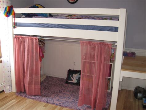 Двухъярусная кровать со шторами 89 фото