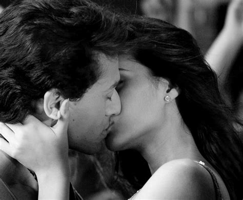 Heropanti Tiger Shroff With Kriti Sanon Kiss Scene Beautiful Kriti Kissing Scenes Bikini