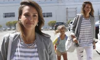 Jessica Alba Treats Daughter Honor To A Day At The Office Daily Mail Online