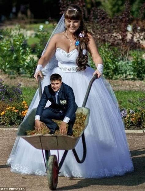 Russian Wedding Photos Take Less Than Traditional Approach Daily Mail