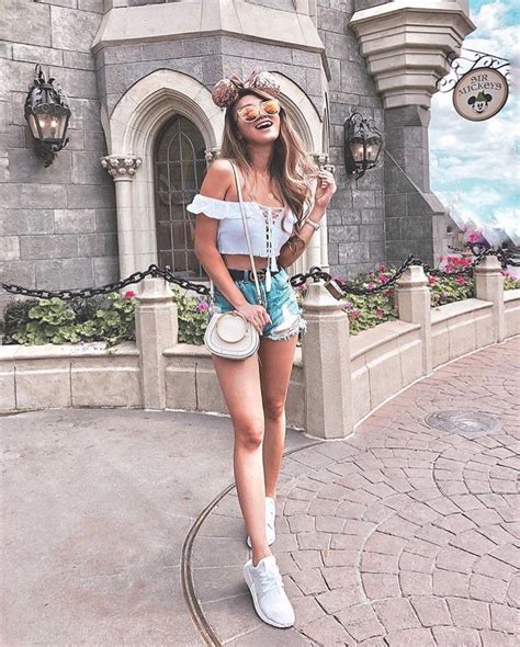 Pin By Holi Nguyen On Picture Poses Disney World Outfits Fashion