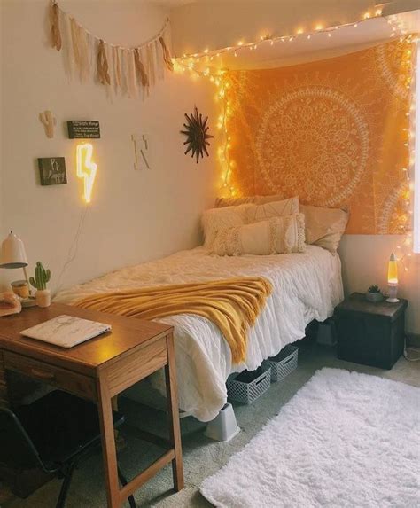It's gonna get messy, it's gonna have to store a lot of stuff, and you're not always going to have time to keep it in pristine condition because life gets crazy. Imagem do Pin | Dorm room designs, Dorm room decor, Dorm ...