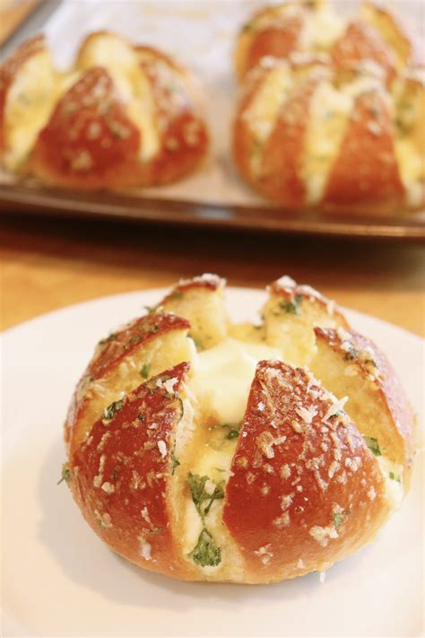 Cara untuk menyediakan keseluruhan resepi korean garlic cheese bun: Korean Cream Cheese Garlic Bread - poke the dough in 2020 ...