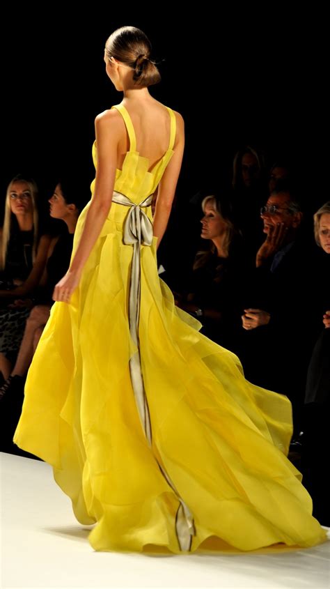 무료 이미지 여자 모델 봄 유행 노랑 통로 우아한 겉옷 노란 드레스 고급 패션 패션 디자인 패션 위크