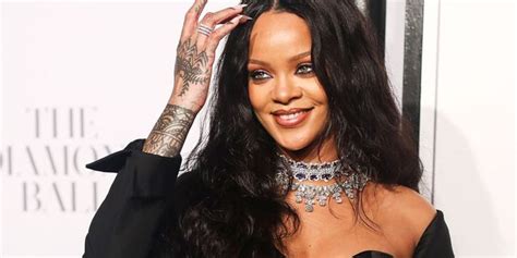 Rihanna Launching Fenty Beauty Body Glitter Fenty Beauty Body Lava