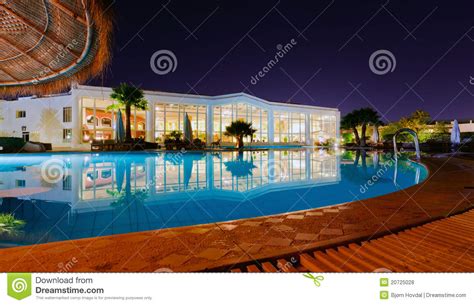 I visitatori di questo hotel si sono interessati anche a. Um Recurso Luxuoso Na Noite Foto de Stock - Imagem de ...