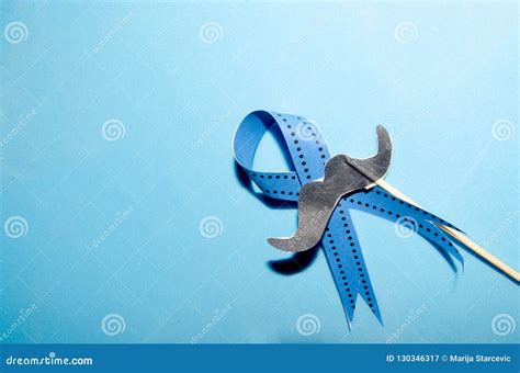 Blue Ribbon Con El Bigote En Fondo Azul Concepto Del Mes De La Conciencia Del Cáncer De Próstata