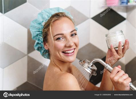 Imagen Joven Hermosa Mujer Desnuda Feliz Sonriendo Mientras Toma Ducha fotografía de stock