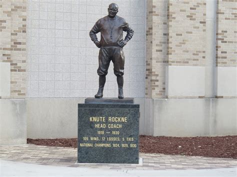 3lou Holtz And Knute Rockne Statues Supertailgate