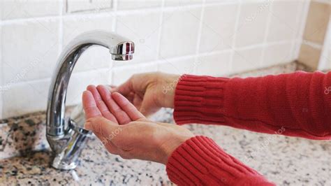 Fuente Y Manos De Mujer De Mediana Edad Afectado Por El Calentamiento