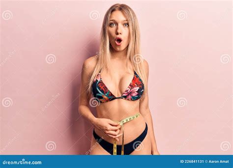 Joven Y Hermosa Mujer Rubia Usando Bikini Usando Cinta Adhesiva Medida
