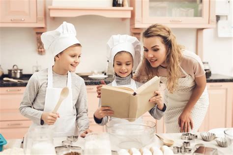 Si quieres ofrecer el libro de cocina a los lectores de tu blog, podrías publicar un libro electrónico o ebook. Niños Con La Madre En Cocina La Familia Está Leyendo ...