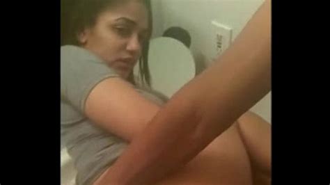 Videos de Sexo Hermanos follando en el baño XXX Porno Max Porno