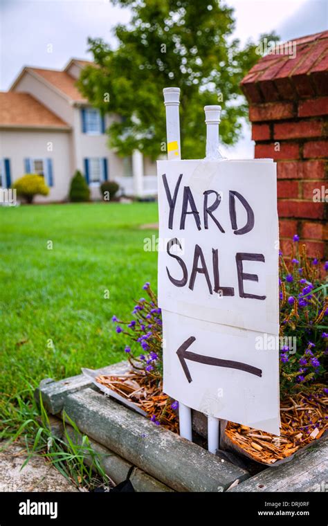Yard Sale Sign Hi Res Stock Photography And Images Alamy