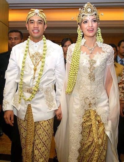 Pengantin hijab modern dg baju kebaya pengantin muslimah hijab modern fotografer pernikahan prewedding wedding photographer jogja yogyakarta artikel ini berisi 37+ foto wedding dengan baju pengantin adat jawa muslimah hijab modern wedding kk elisa+iqbal di gedung aula asrama haji. Infojelita: 4 Jenis Baju Pengantin Ala Tradisional Jawa