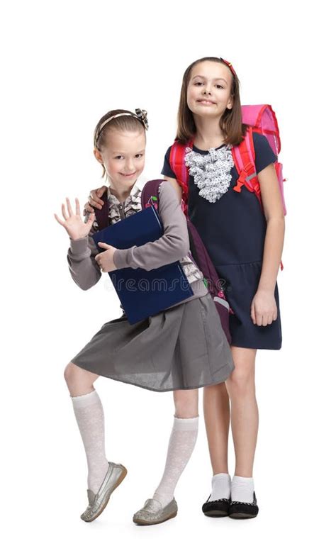 Zwei Lustige Schulmädchen In Der Schuluniform Stehen Mit Büchern Auf