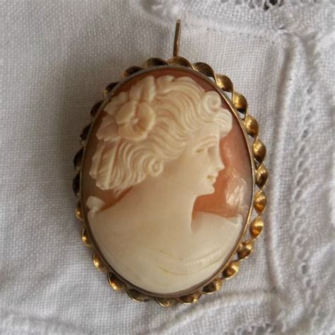 Vintage Gold Filled Shell Cameo Brooch Pendant Munimorogobpe