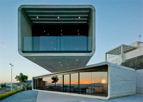 Clavel Arquitectos Creates Extreme Concrete Cantilever For Crossed