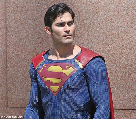 Tyler Hoechlin Makes His Superman Debut For Cws Supergirl Daily Mail