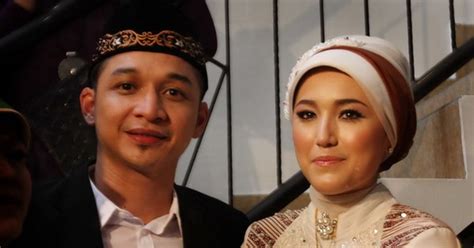 Sebelumnya perkenalkan, namaku dicky, aku berasal dari donggala, sulawesi sebelum bergabung dengan ungu, pasha sebelumnya pernah membentuk band denganku, band. Istri Pasha Ungu Dipastikan Melahirkan Lebih Cepat ...
