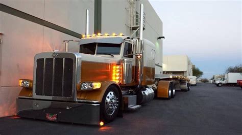 Peterbilt 389 Ex Hd Gold An White An Very Cool Peterbilt Big Trucks