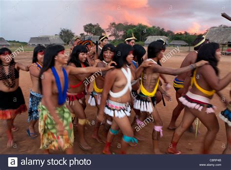 Danza Tradicional Por Los Indios Xingu En El Amazonas Brasil
