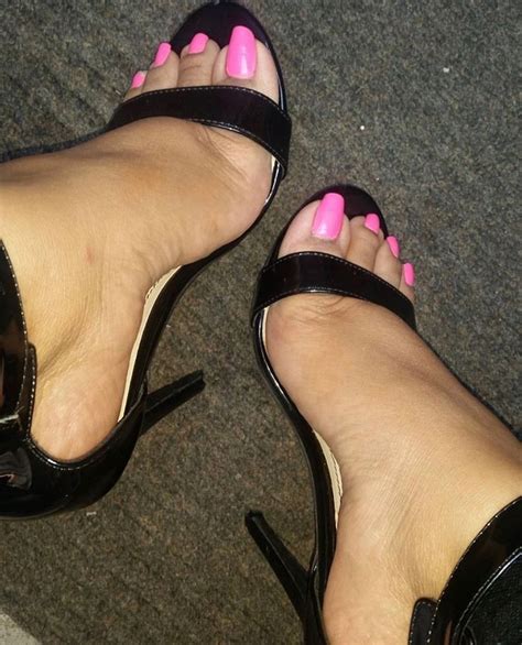 latinacutefeet heels pinkpedis pp feet footmodel footfetish pedicure pinktoenails