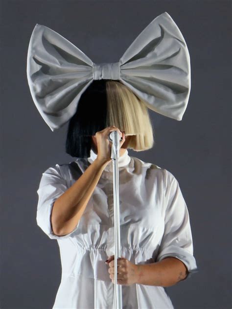 This Is Why Sia Always Covers Her Face Sia Singer Famous Singers Sia Music