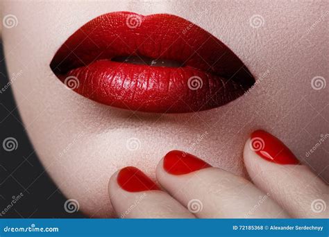 rode sexy lippen en spijkersclose up open mond manicure en make up stock foto image of