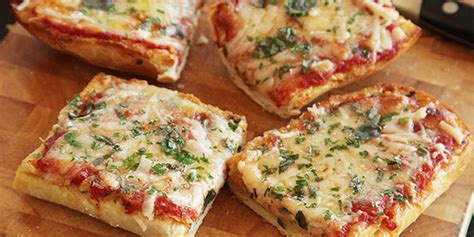 Kamu dapat menyajikan roti pizza mini menggunakan 18 bahan dan dengan 14 langkah. Cara Membuat Pizza Mini yang Lezat - Toko Mesin Maksindo