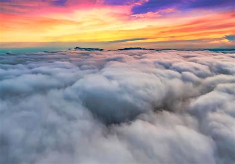 Vista Aérea Del Colorido Amanecer Sobre La Densa Niebla Blanca Con