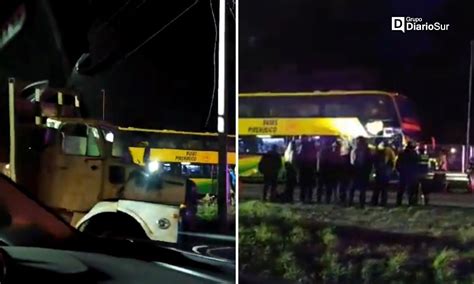 Dos lesionados deja colisión entre bus y camión en la Ruta 5 Sur