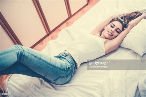 Young Smiling Female Couché Et Waking Up Dans Sa Chambre Photo Getty