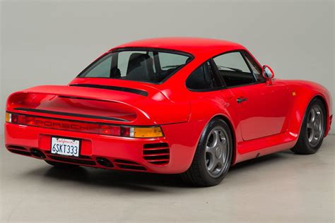 Der porsche 959 ist ein supersportwagen von porsche.er galt bei seiner erstauslieferung im jahre 1986 als schnellstes serienfahrzeug der welt mit einer straßenzulassung und galt lange zeit als technologieträger und als state of the art des automobilbaus. PORSCHE 959 | Classic Racing Annonces