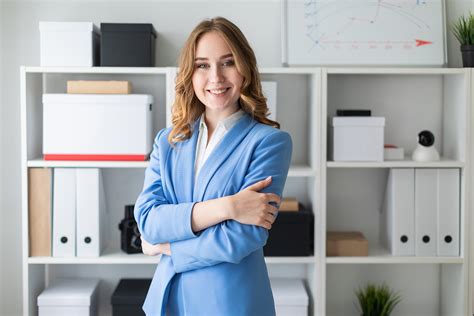 Gambar Gadis Muda Bisnis Pengusaha Kantor Berdiri Rak Tersenyum Potret Model Pose