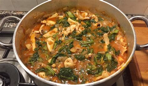 Questi ortaggi si prestano bene in cucina per la preparazione di deliziosi contorni a base di verdure, perfetti da queste due preparazioni sono quelle base che vi permettono di cuocere nel modo più veloce e light possibile le bietole. SEPPIE IN ZIMINO O CON LE BIETOLE - la cucina di piero benigni