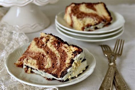 It is made of ladyfingers (savoiardi) dipped in coffee, layered with a whipped mixture of eggs, sugar, and mascarpone cheese, flavoured with cocoa. Chiffon Cake marmorizzata, ricetta semplice e veloce (con immagini) | Ricette, Dolci, Idee ...