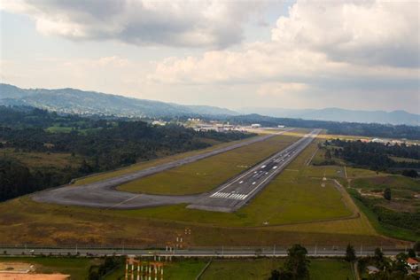 cerrado el aeropuerto josé maría córdova por reparcheo de bache en pista