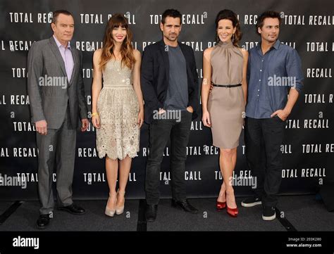 Bryan Cranston Jessica Biel Colin Farrell Kate Beckinsale And Len Wiseman Pose At The Total