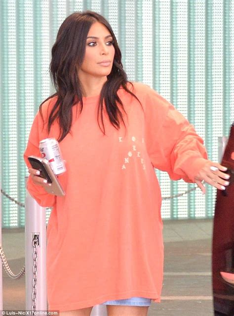 Kim Kardashian Heads Out In A Baggy Life Of Pablo T Shirt Daily Mail Online