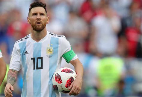 Welcome to the official leo messi facebook page. Lionel Messi 'wants Barcelona to sign Chelsea midfielder N ...