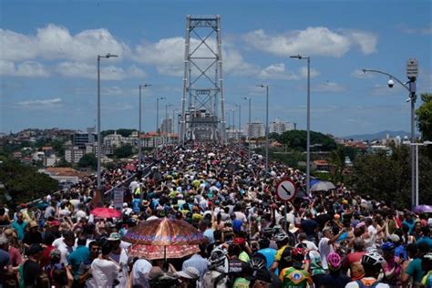 Ponte Hercílio Luz em Florianópolis reabre após 28 anos fechada