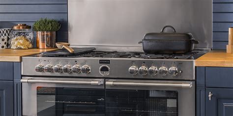 Indispensable dans une cuisine professionnelle, trouvez parmi cette sélection votre fourneau professionnel ou votre piano de cuisson professionnel. Piano de cuisson : notre sélection chez Darty - Marie Claire
