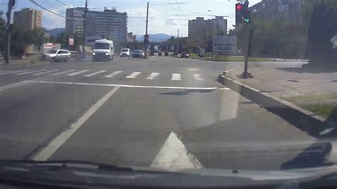 Ieri, 13 decembrie, în jurul orei 16.00, poliţiştii din baia mare au intervenit la un accident rutier produs pe bulevardul independenţei. Accident Baia Mare - YouTube